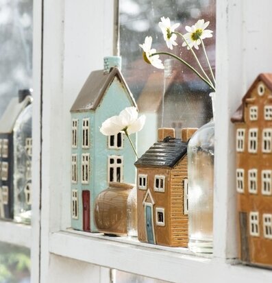 Bild av charmiga dekorativa hus på fönsterbänk