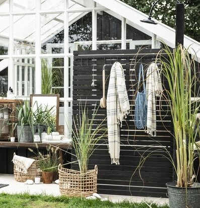 Foto av charmig trädgårdsscen med växthus och bänk