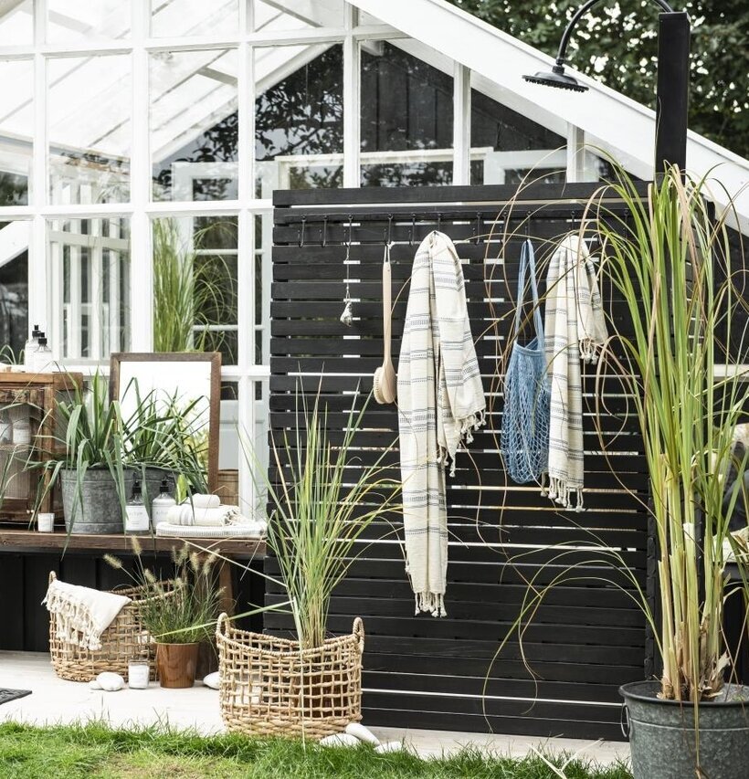 Foto av charmig trädgårdsscen med växthus och bänk