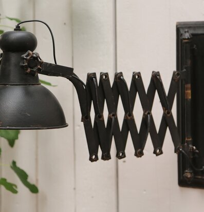 Foto av industriell vägglampa med justerbar arm