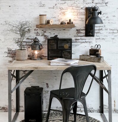 Bild av industriell arbetsplats med stilfull design