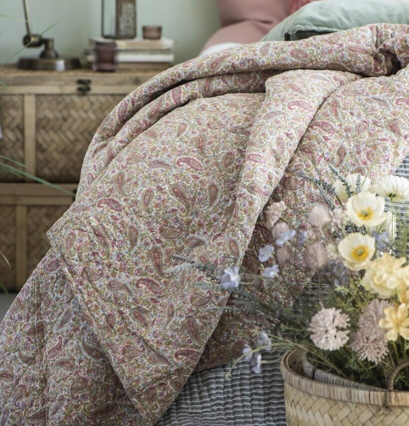 Pläd Summer Paisley från IB Laursen på en bädd med kuddar