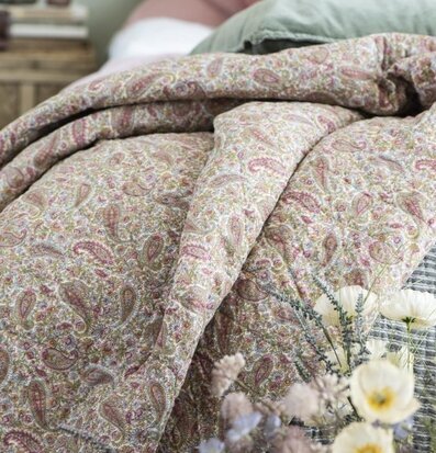 Bild av inbjudande sovrum med paisleymönstrad pläd