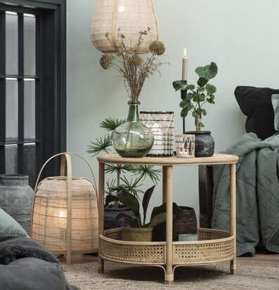 Bild av stilfull inredning med golvlampa och rotting