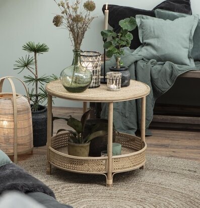 Bild av harmoniskt vardagsrum med rottingdetaljer