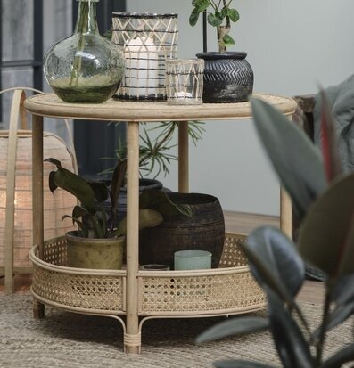 Foto av ett sidobord i rotting med naturlig inredning