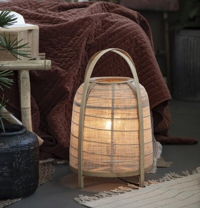 Bild av harmoniskt inrett sovrum med golvlampa