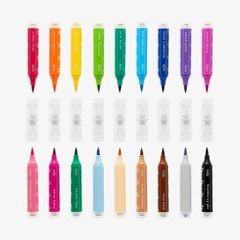 Bild av färggranna doftande pennor på vit bakgrund