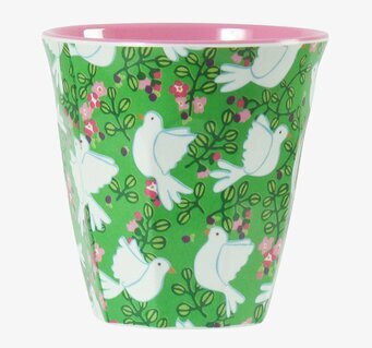 Bild av färgglad mugg med duvmotiv och rosa detaljer