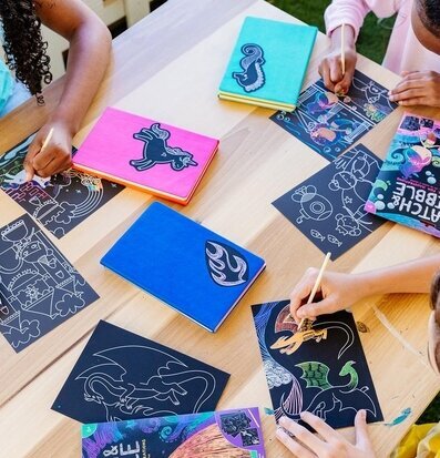 Bild av barn som skapar magiska konstverk inomhus