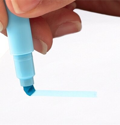 Bild av ljusblå highlighter i användning på papper