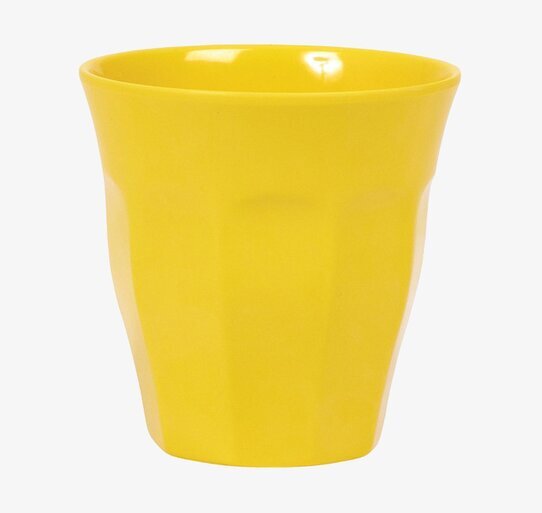 Bild av gul mugg med elegant design och praktisk nytta