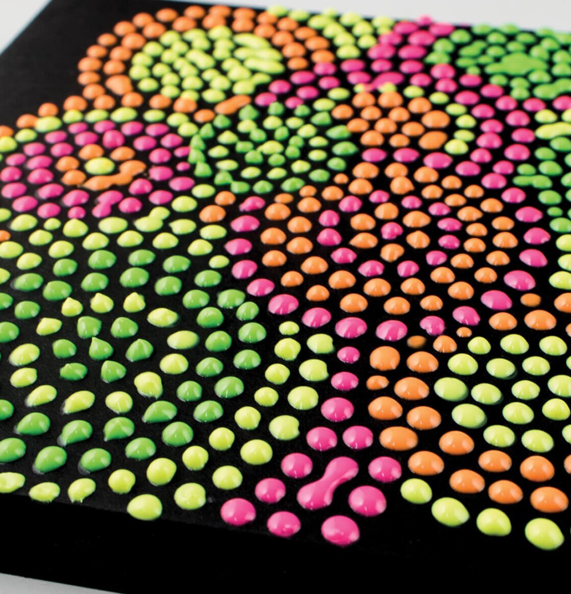 Dot-A-Lot Craft Paint – Neon från Ooly på svart bakgrund