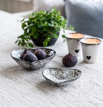 Bild av elegant bordsdukning med skålar och koppar