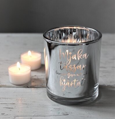 Bild av elegant ljuslykta med värmeljusreflektioner