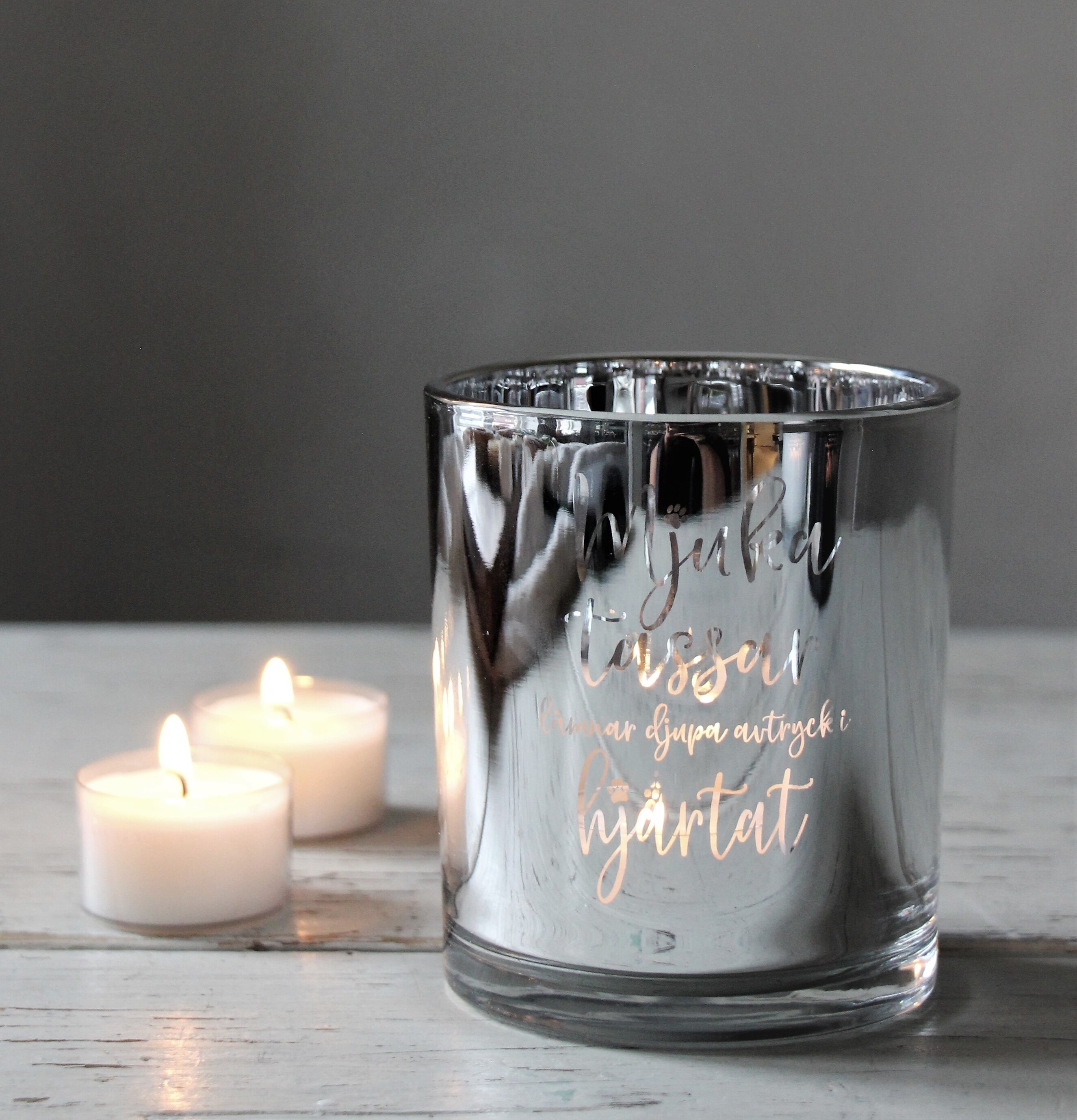 Bild av elegant ljuslykta i rustik och harmonisk miljö