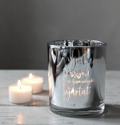 Bild av elegant ljuslykta i rustik och harmonisk miljö