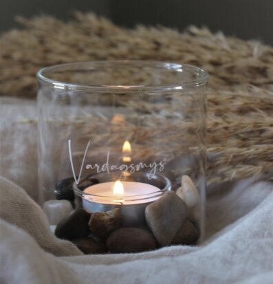 Bild av elegant glascylinder som ljuslykta i harmoni