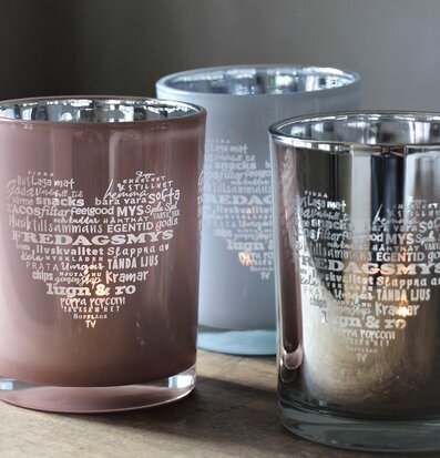 Bild av tre eleganta ljuslyktor med text och färg