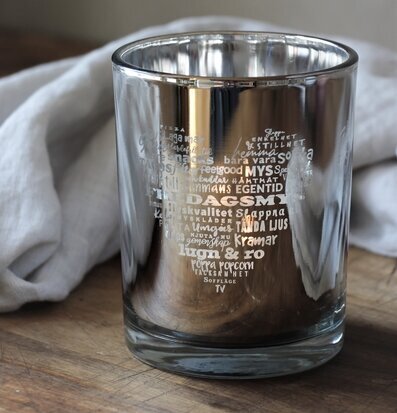 Bild av ljuslykta i silver med värmande budskap