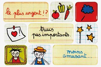 Bild av färgglada kylskåpsmagneter med humoristisk design