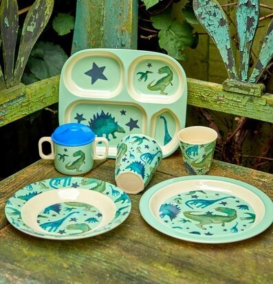 Bild av färgglada barnprodukter med dinosauriemönster