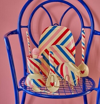 Bild av färgglada köksartiklar med randigt mönster