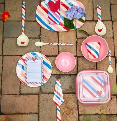 Foto av färgglada melamintillbehör med randigt mönster