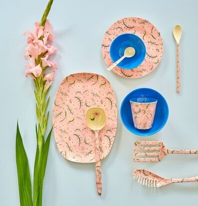 Bild av färgglada köksprodukter med blommönster