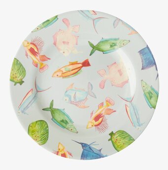 Bild av assiett med färgglada fiskmotiv och akvarellmönster