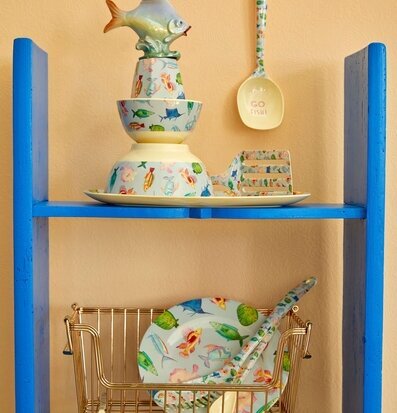 Foto av blå hylla med marina motiv och färgglada fiskar