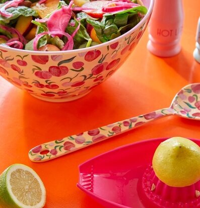 Bild av färgglad sallad i keramikskål med persikomotiv