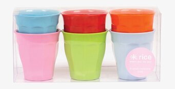 Bild av färgglada små muggar i klar plastförpackning