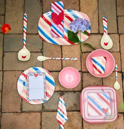 Bild av färgglada köksprodukter med randigt tema