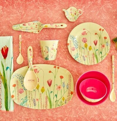 Bild av färgstarkt porslin med blommigt tema