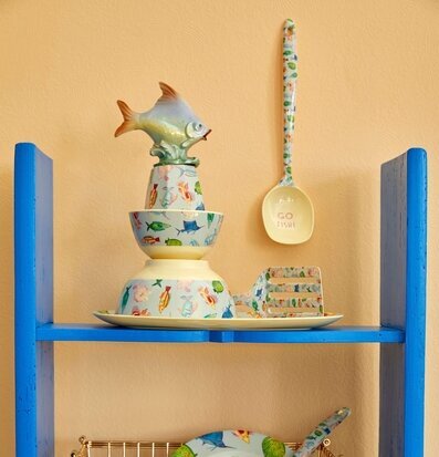 Bild av färgglad hylluppsättning med fiskmotiv