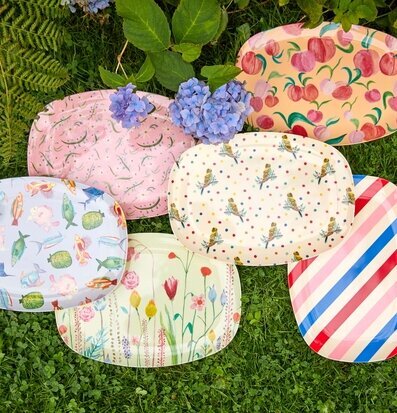 Bild av färgglada tallrikar på grönskande bakgrund