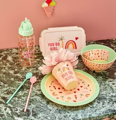 Bild av färgglada, eleganta och lekfulla produkter