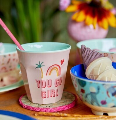 Bild av färgglad mugg med lekfull och livlig design