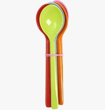 Bild av färgglada melaminskedar i praktisk design