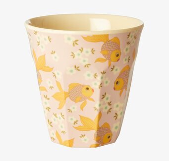 Bild av mugg med guldfiskar och blommor i rosa ton
