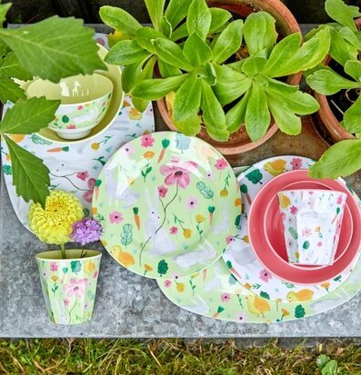 Bild av färgglatt porslin med naturinspirerat motiv