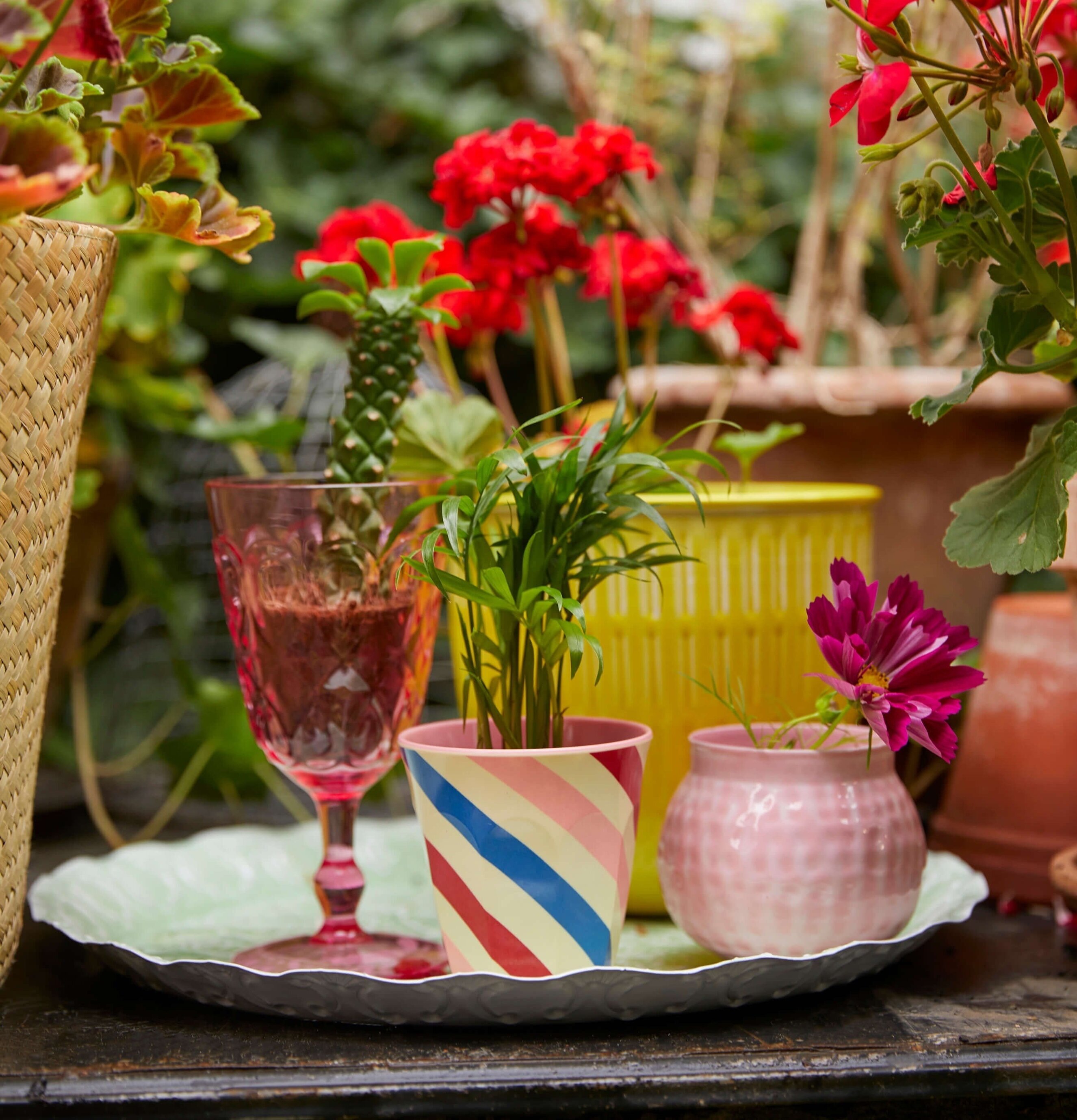 Mugg Candy Stripes Print från Rice i färgglad trädgårdsmiljö