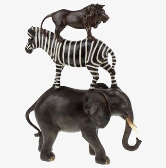 Bild av skulptur med staplade savanndjur i harmoni