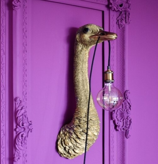 Vägglampa Gold Franz Josef från Werner Voss på lila vägg