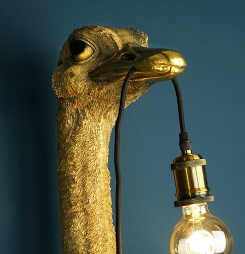 Vägglampa Gold Franz Josef från Werner Voss på blå vägg