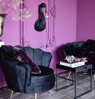 Bild av elegant rum med unik och konstnärlig lampa