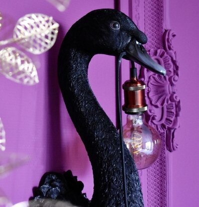 Bild av elegant svanformad vägglampa med vintageglödlampe