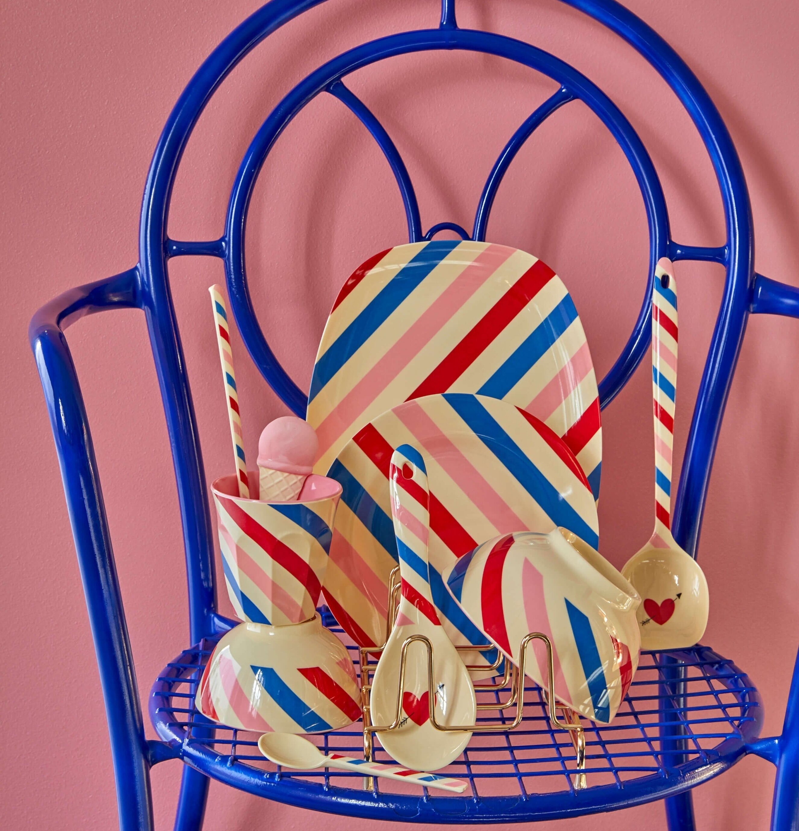 Skål Candy Stripes Print från Rice på blå stol med rosa vägg
