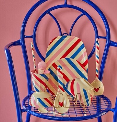 Bild av färgglada köksartiklar i livfull miljö